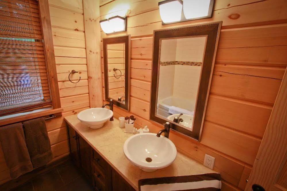 Wilderness Tours Rafting Resort Foresters Falls Екстер'єр фото